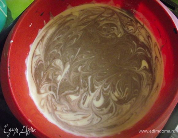 Начинаем выкладывать будущий пирог в смазанную маслом форму. 