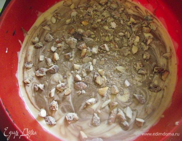 Присыпаем орехами. Выпекаем при 18- гр. 30 минут.