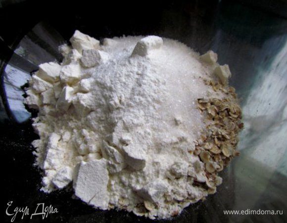 Смешать муку, овсяные хлопья, соль, сахар, разрыхлитель.