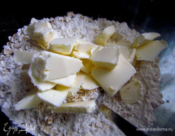 Добавить холодное сливочное масло порубленное ножом и перетереть в крошку.