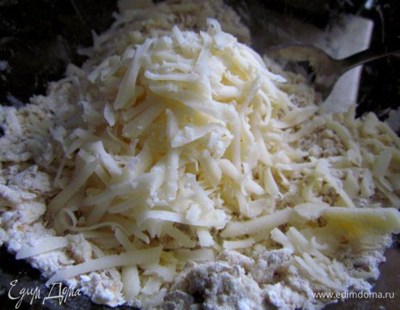 Сыр натереть на крупной терке и добавить к мучной смеси. Перемешать.