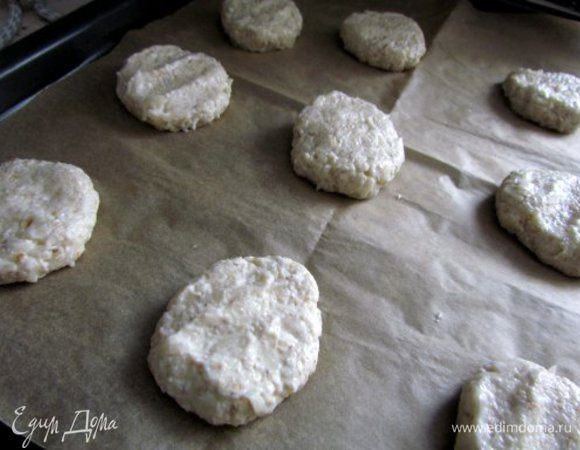 Влить молоко и замесить густое тесто.Духовку разогреть до 200С. Мокрыми руками формировать шарики и слегка их прижимая, укладывать на противень, застеленный пергаментом.