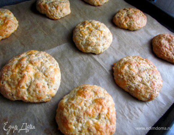 Выпекать минут 25 до зарумянивания (проверить на сухую палочку).
Подавать со сливочным маслом и мятным чаем (или с молоком, кофе, соком и т.д.).