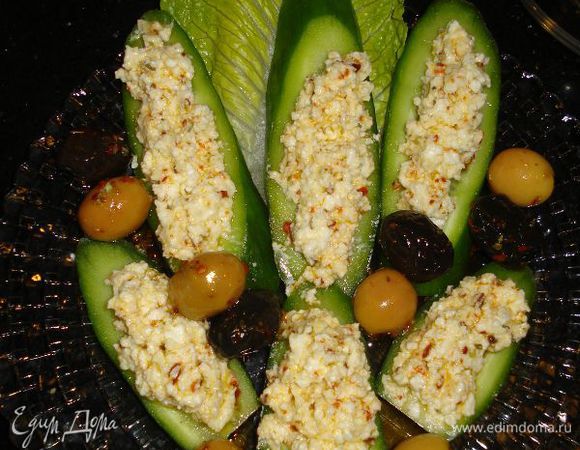 получившуюся смесь выложить на огурец и можно завтракать.
Приятного аппетита!