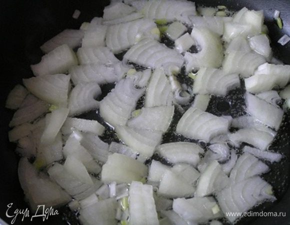На растительном масле обжарить лук до мягкости,