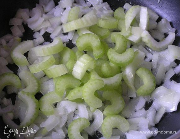 всыпать муку и перемешать. ***Я сначала слегка обжарила сельдерей, 