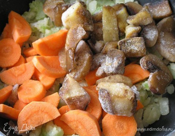 Далее в оригинале все ингредиенты добавляются разом. ***Я же сначала добавила морковь и грибы (так как они были замороженные), немного потомила, 