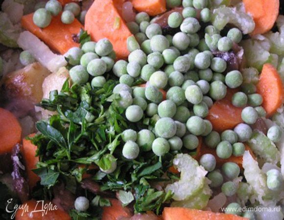 затем добавила горошек и петрушку,