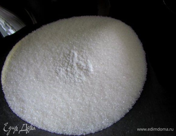 В миску насыпать манную крупу, сахар и ванильный сахар.