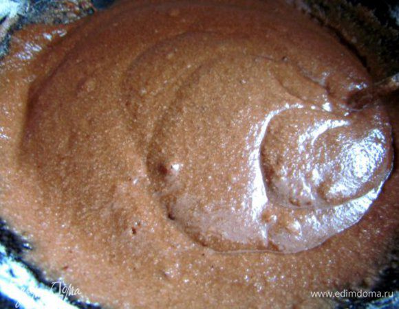 Влить растительное масло и перемешать. Всыпать какао, муку и разрыхлитель. Перемешать (тесто как густая сметана).