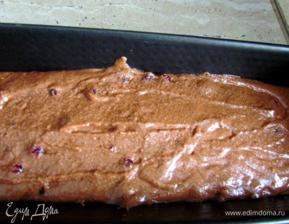 Всыпать ягоды, перемешать и перелить тесто в антипригарную форму для выпечки (ничем не смазывать).