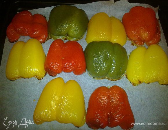 Сначала сделаем перец, он должен немного настоятся
Разрезаем перцы пополам достаем сердцевину, укладываем на противень с бумагой, ставим запекать, пока не начнет темнеть и пузыриться шкурка