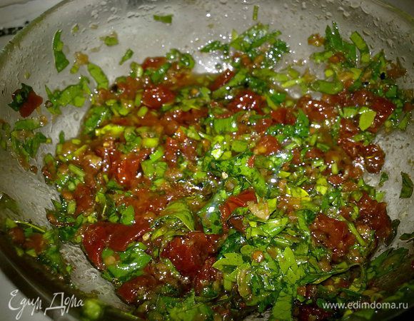 Тем временем приготовим маринад. Смешаем рубленую петрушку, чеснок, оливковое масло, мелко порезанные вялиные помидоры, лимонный сок, соль, перец.