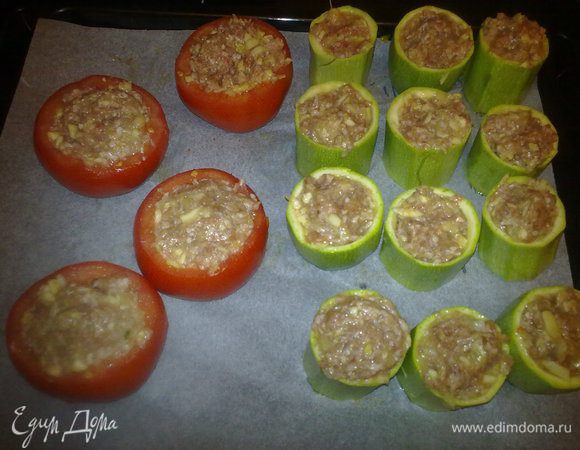 Кабачки разрезаем на три-четыре части. Вычещаем сердцевину и добавляем ее в свиной фарш, солим, перчим. Из помидор также вычещаем середину. Наполняем овощи полученым фаршем. Запекаем в духовке до готовности.