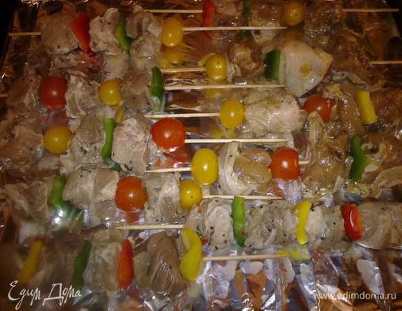 Свинину насаживаем на шпажки с черри и перцем. Также и курицу.