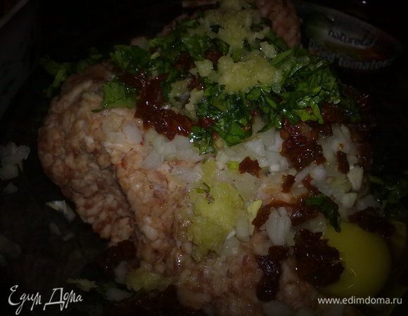 В бараний фарш добавляем лук, яйцо, молотые зиру и кориандр, соль, перец,мелко резанные вяленные помидоры, рубленную кинзу, выдавливаем чеснок.