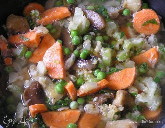 влила воду и соевый соус,