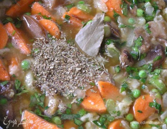 затем добавила тимьян, розмарин, майоран, сахар и лавровый лист. Посолила, поперчила.***