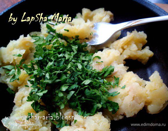 На сковороду выложить картофель, добавить мелкорубленную петрушку, посолить и поперчить немного. Вилочкой ещё немного примять картофель, формируя один плоский блин.