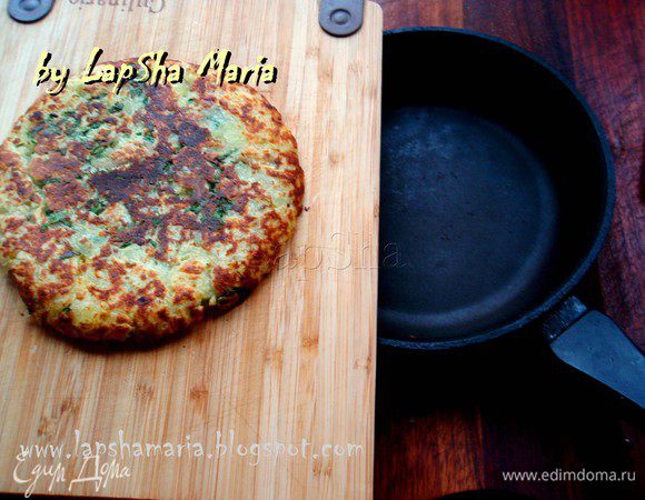 Обжариваем на сильном огне минут 5, до золотистости. Теперь надо перевернуть наш картофельный блин. Для этого я использовала разделочную доску, переверните на неё блин и аккуратно перенесите обратно в сковороду. Можно добавить ещё немного масла.