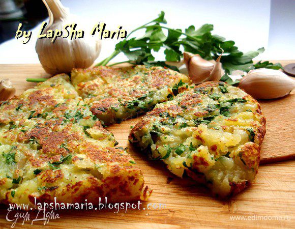 Готовый картофель нужно кушать сразу, пока корочка не размягчилась и приятно похрустывает. Можно подать со сметанной или другим соусом. Приятного аппетита!