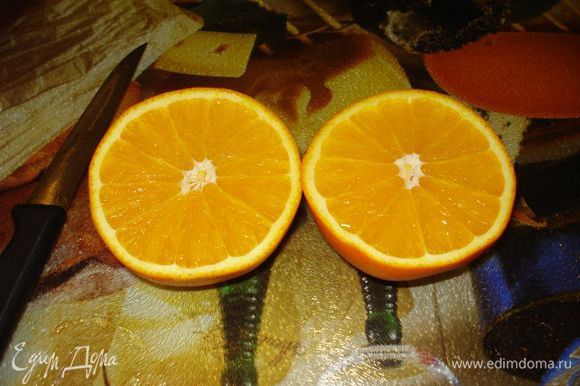 Разрезаем апельсин пополам,вынимаем сердцевинку