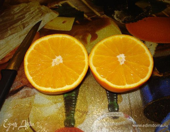 Разрезаем апельсин пополам,вынимаем сердцевинку