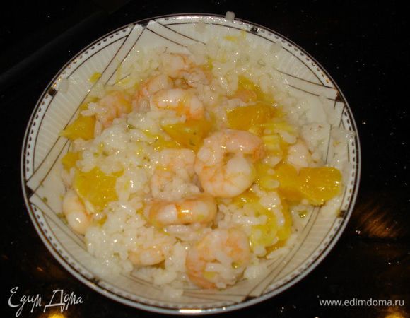 соединяем рис,апельсин,креветки,изюм, миндаль и заправляем соусом.
Отправляем начинку в холодильник на 30 мин.
