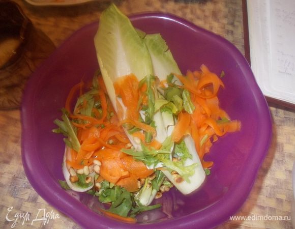 Морковь очистить, с помощью овощечистки нарезать тонкими длинными полосками. Опустить в кастрюлю с кипящей водой. Варить на медленном огне 2 мин., затем отбросить на дуршлаг и дать остыть.Руколу и цикорий вымыть. Цикорий разобрать на листья. В большой миске соединить морковь, руколу и цикорий. Посыпать кедровыми орешками.