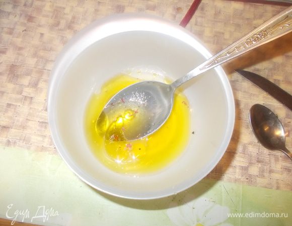 В небольшой емкости взбить мед, лимонный сок и оливковое масло; приправить солью и перцем. 