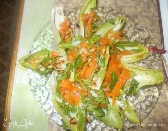 Влить полученную заправку в салат, тщательно перемешать.и выложить на блюдо.