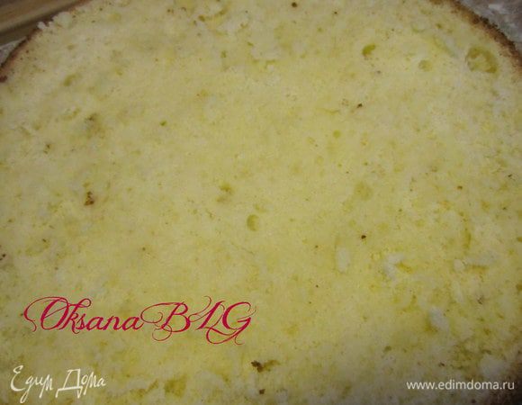 Приготовить пропитку, молока с сахаром довести до кипения, варить 10-15 минут. Охладить. Пропитать коржи.