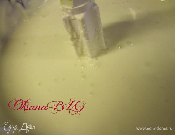 Суфле. Каждый слой суфле лучше готовить отдельно. Желатин залить горячей водой(50 мл), оставить на 10-15 минут. Сметану, творог, сахар взбить в блендере. Добавить желатин и ванилин, еще раз хорошо взбить.
