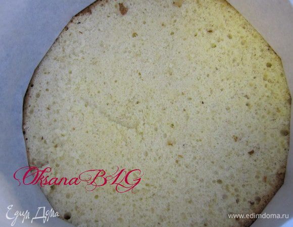 В разъемную форму выложить корж.