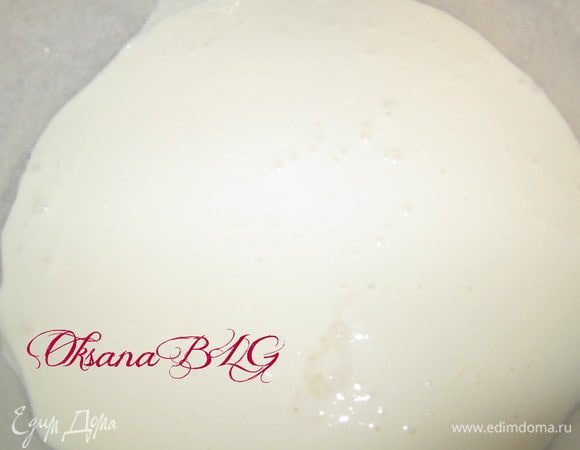 Залить ванильное суфле.Накрыть коржом.