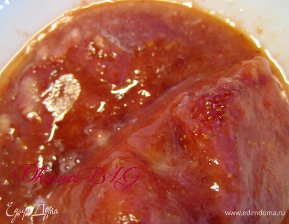 Клубничное суфле приготовить по тому же принципу, добавить клубнику, взбить.