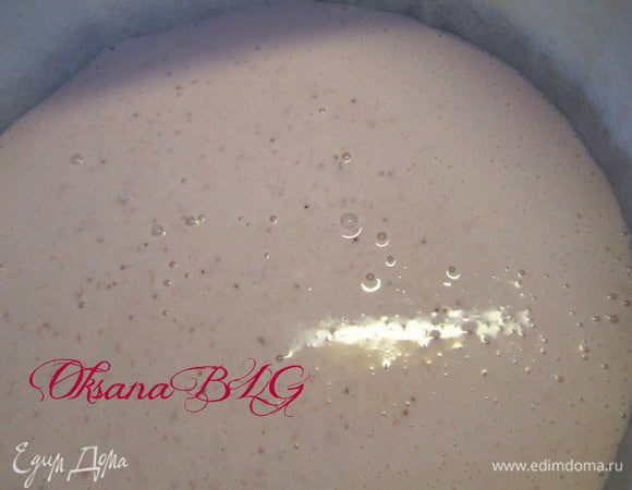 Залить в форму.Накрыть коржом.