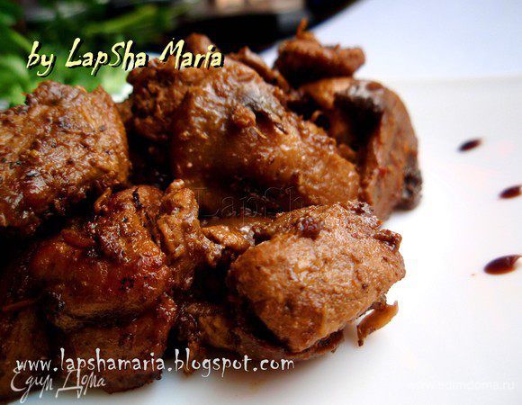 На самом сильном огне разогреваем глубокую сковороду с толстым дном. Я использую чугунный wok. Добавляем немного масла, а затем мясо. Обжариваем на сильном огне, до золотистой корочки. Тем временем чистим шампиньоны, если это необходимо и нарезаем их на толстые слайсы. Добавляем грибы к мясу и обжариваем все вместе. А пока нарежем лук полукольцами и добавляем его к мясу с грибами. Обжариваем постоянно помешивая все на том же сильном огне ещё 5-7 минут. Аромат я вам скажу убийственный! Теперь мясо можно щедро посолить, накрыть крышкой, убавить огонь и потомить минут 15-20. При необходимости можно добавить немного водички. Мясо получается очень ароматным, насыщенным, вкусным и сытным. Подавать желательно с нейтральным гарниром, например, с пюре или макаронами сдобренными только оливковым маслом и солью. Приятного вам аппетита! 