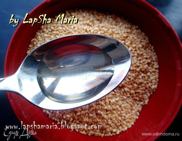 Насыпать кунжут в миску для блендера и постепенно добавляя масло взбиваем до гладкой, однородной, кремообразной консистенции. Готовая тхина должна иметь консистенцию густой тягучей сметаны.