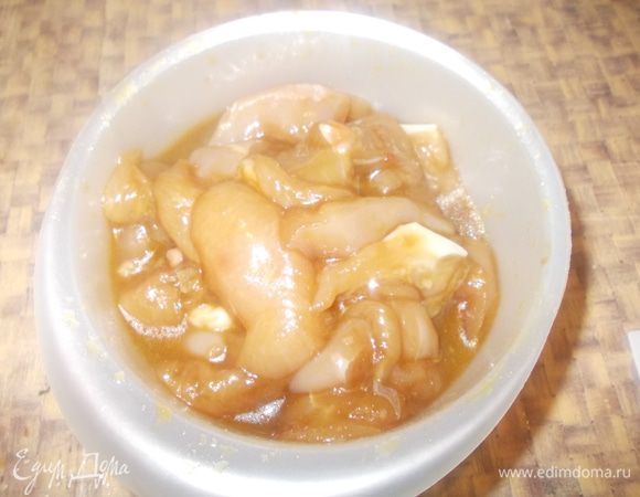 Куриное филе нарезать на кусочки положить в миску ,добавить мед,соевый соус, хрен васаби и немного масла и посолить. Пусть маринуется минут 30,а затем обжарить на оливковом масле 4-5 минут