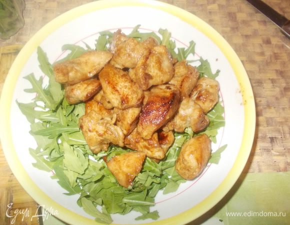 На подушку из руколы выложить горкой курочку.