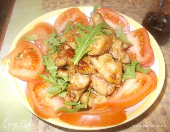 Помидорки нарезать кружками и выложить вокруг.