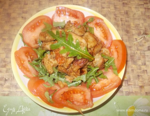 Осталось полить соусом:для этого смешать сок ананаса,сок лимона,немного соевого,бальзамический уксус и ложечку меда.и полить.ПРИЯТНОГО АППЕТИТА!