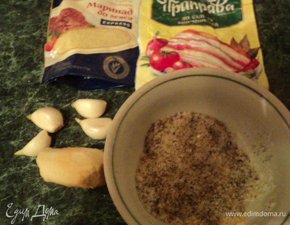 Подготовить специи: имбирь очистить и натереть на терке, выдавить на чеснокодавке чеснок, смешать соль, перец и специи  для сала и маринада.