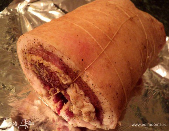 Почеревок плотно свернуть рулетом, обвязать кулинарной нитью. Завернуть в два слоя фольги. Положить в холодильник на сутки мариноваться.