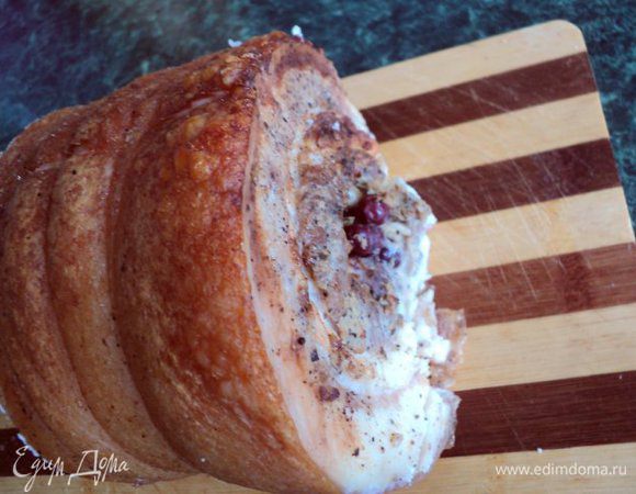 Положить рулет в фольге в форму, налить на 1/3 высоты воды в форму и запекать в духовке  30 мин при температуре 180 градусов, затем температуру снизить до 150 градусов и запекать еще 1 час 30 мин.. По желанию, за 15 мин до окончания запекания раскрыть фольгу, увеличить температуру до 220градусов и подрумянить рулет сверху.
Готовый рулет оставить остывать в духовке, затем вынести на холод , сверху положить груз.
