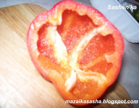 Перец моем, срезаем плодоножку, удаляем семечки и белые перегородки. Выберите такой перчик который сможет стоять.