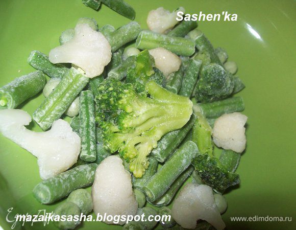 Берем овощи и смешиваем их...Плотно фаршируем ими перец. Но без фанатизма.)..не сломайте перец.)