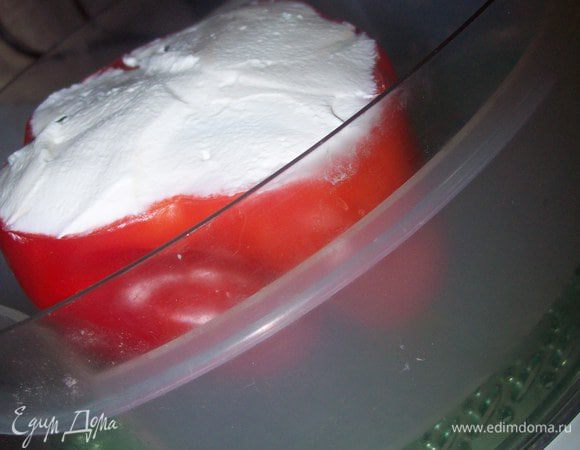 Смазываем сметаной и отправляем в пароварку на 30-40 минут. Еще раз напоминаю об устойчивости перца. Если ваш перец завалится в пароварке, то вид блюда будет испорцен.