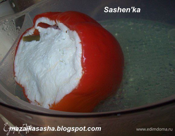 Вот так выглядит перец по истечении 30-40 минут. На верху образовывается творожистая крышечка, а внутри паровые овощи, которые запекались в кисловатой сметанной сыворотке.